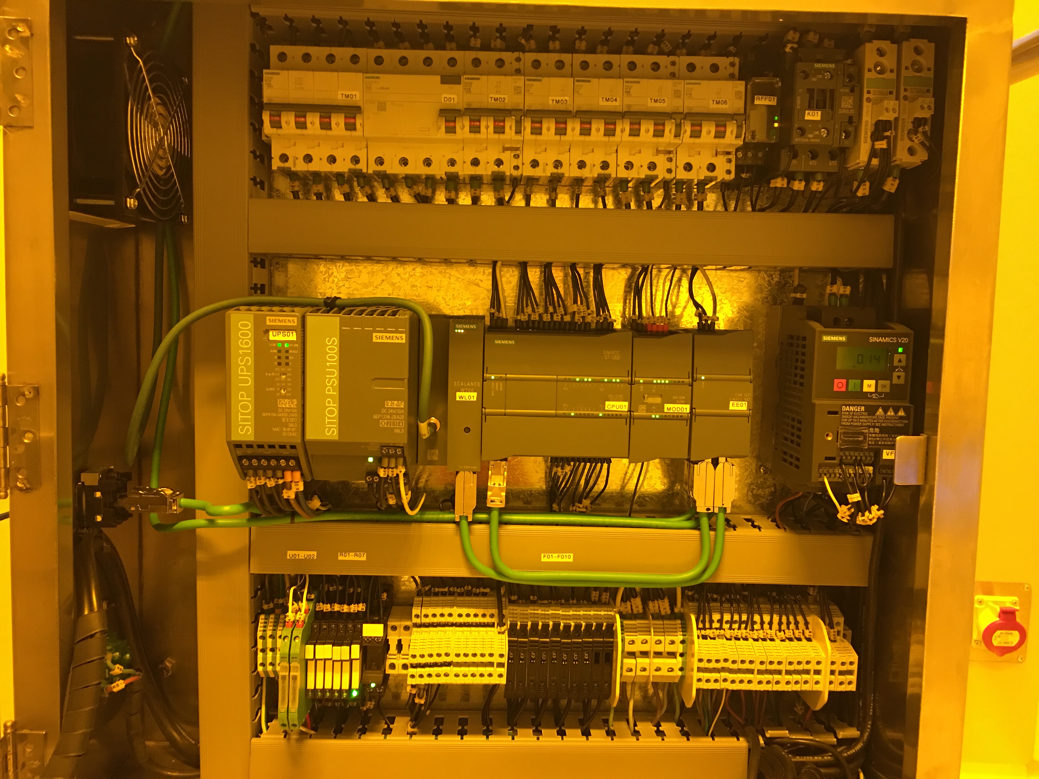 Interior de tablero industrial con componentes de control